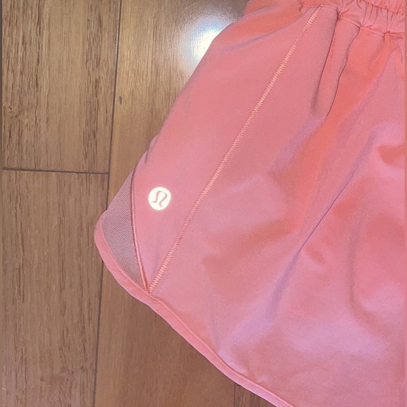 Lululemon hotty hot shorts 2.5” size 6 - Picture 4 of 5
